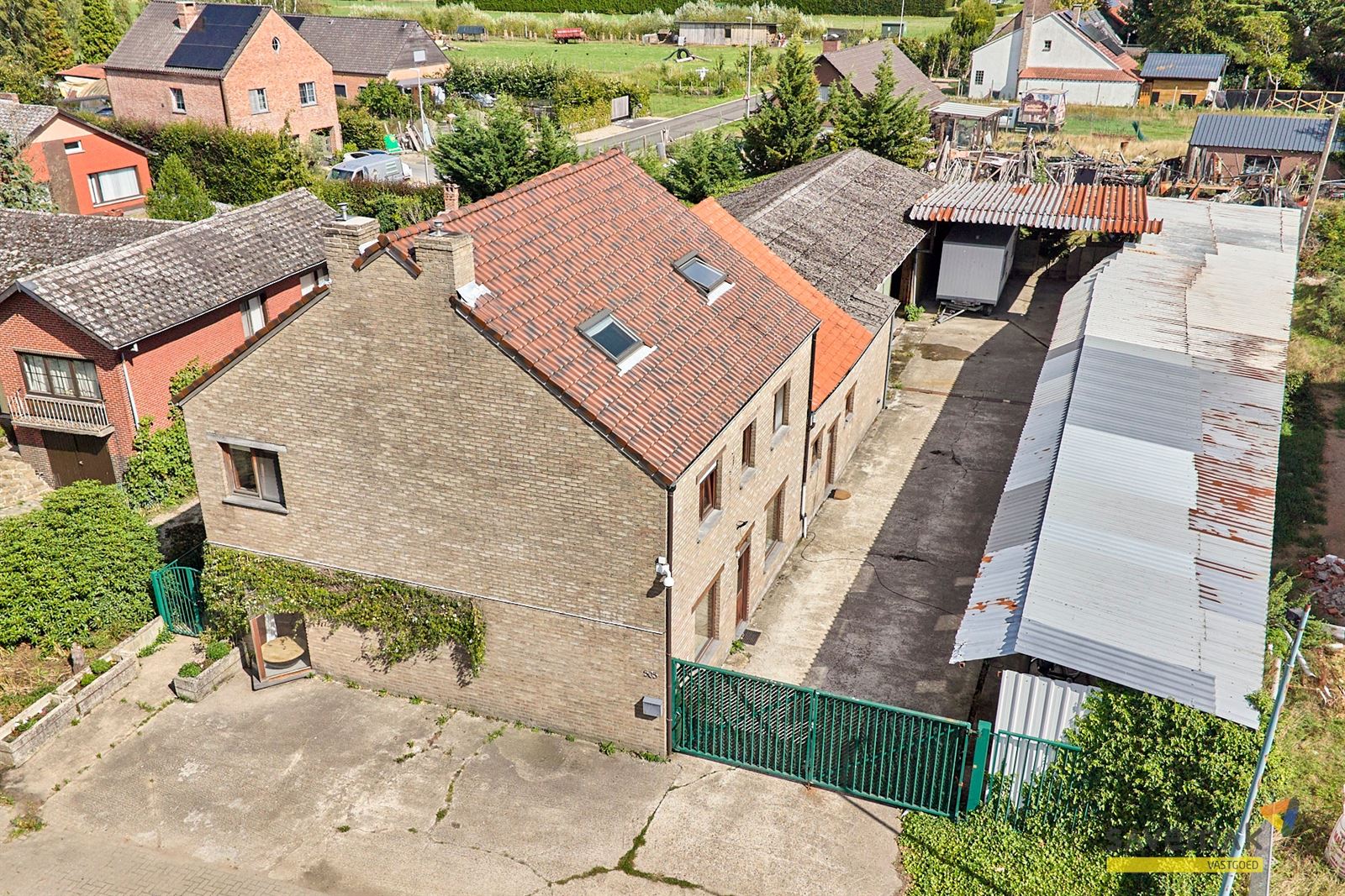 Ruime renovatiewoning met 6 slpk en tal van mogelijkheden - foto 2