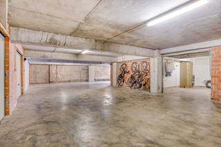 In de Joststraat te Koksijde-Bad, op wandelafstand van het strand én het centrum, bevindt zich deze ruime privatieve garagebox (13 m²) in...