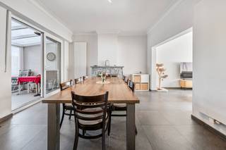 In het hart van Burcht ontvouwt zich deze mooi gerenoveerde woning (2023) met een bewoonbare oppervlakte van maar liefst 256 m² en een zeldzame gevelbreedte van 9 meter. Een eigendom waar ruimte, energiezuinigheid en hedendaags wooncomfort samenkomen in een verfijnd geheel.<br />De woning biedt plaats aan zes volwaardige slaapkamers en drie stijlvolle badkamers, aangevuld met drie toiletten, een praktische wasruimte en een ruime, droge kelder. De inpandige garage met sectionale poort en oprit zorgen voor optimaal gebruiksgemak.<br />Technisch is deze woning volledig futureproof: een EPC-score B (165), 20 zonnepanelen met groenestroomcertificaten tot 2031, conforme elektriciteit, hoogrendementsglas, doorgedreven isolatie (12 cm + spouwmuur) en een combinatie van gasverwarming en airco garanderen een energiezuinig en comfortabel binnenklimaat. Bovendien is de woning asbestveilig en uitgerust met een alarminstallatie.<br />De buitenruimte is een ware oase van rust en luxe: een volledig omheinde tuin met onderhoudsvriendelijk kunstgras, een verwarmd zwembad, een sfeervolle vijver en een veranda die naadloos binnen en buiten verbindt. De praktische achteruitweg voor fietsen vormt een extra troef.<br />Een instapklare en uitzonderlijk complete woning waar architectuur, comfort en duurzaamheid perfect in balans zijn. Conctacteer ons voor een bezoek.