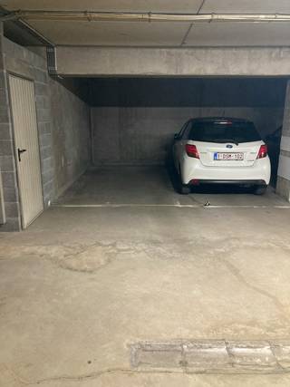 Place de parking disponible dans la rue Jozef Van Elewijckstraat à Strombeek-Bever. Cette place de parking est idéale pour les navetteurs, à...