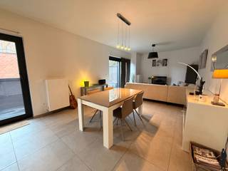 Recent gelijkvloers appartement met 2 slk, terras en ondergrondse parking te Koningshooikt.Algemeen:- Gelijkvloers appartement- Ondergrondse parking...