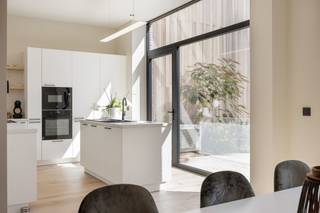 <strong>Luxueus gerenoveerde woning met 3 slaapkamers in hartje Geel. EPC A-label (87 kWh/m²)</strong><br /><br /><strong>Ligging: </strong>Gunstig gelegen in het centrum van Geel, op wandelafstand van de Markt en alle faciliteiten (winkels, scholen, station, openbaar vervoer, horeca, ...) en met vlotte verbinding naar de E313 en de omliggende gemeentes.<br /><br /><strong>Indeling:<span> -1: </span></strong>Kelder<strong><span> </span></strong><span><strong>0: </strong>Inkomhal, leefruimte, open keuken, toilet +<strong>1</strong>: 3 slaapkamers en badkamer <strong>+2:</strong> Zolderverdieping <strong>Buiten: </strong>Tuin + bijgebouw<br /></span><br /><strong>Beschrijving:</strong><span> We betreden de woning via de inkomhal, die toegang biedt tot de woonkamer met open keuken. Dankzij de grote raampartijen geniet de leefruimte van veel natuurlijk licht en een aangenaam ruimtelijk gevoel. De keuken is volledig ingericht. Op het gelijkvloers bevinden zich daarnaast een berging met de technische installaties, een apart toilet en de toegang tot de kelder.<br /><br />Op de eerste verdieping zijn er drie volwaardige slaapkamers en een verzorgd afgewerkte badkamer met ligbad en douche.<br /><br />De woning beschikt bovendien over een kelder en een ruime zolderverdieping, die naar eigen behoefte kan worden ingericht en extra woon- of werkruimte biedt. Buiten vinden we een aangelegde tuin met terras. Vanuit de tuin is er toegang tot het bijgebouw, dat beschikt over een aparte ingang en zich uitstekend leent voor een zelfstandige activiteit of kantoor aan huis.</span><br /><br /><strong>Extra troeven van deze woning:</strong><br />- Gunstig EPC<br />- Verzorgde en kwalitatieve afwerking<br />- Ruime zolderverdieping met mogelijkheid tot extra slaapkamers<br />- Bijgebouw met aparte ingang, ideaal als kantoor of voor een zelfstandige activiteit<br /><br /><span>Kortom, een charmante woning met een veelzijdig bijgebouw, ideaal voor het eventueel uitoefenen van een bijberoep of zelfstandige activiteit aan huis.<br /><br /><strong>Bijzondere informatieplicht:</strong> in aanvraag</span>