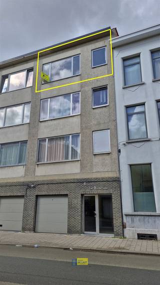 <p><span>Dit gebouw is gelegen om de hoek van het Groen Kwartier. Deze studio ligt op de derde, bovenste, verdieping in een gebouw met betonconstructie en lift.</span></p><p><span>We komen deze net gerenoveerde studio van 32m² binnen ineen inkomhal om vervolgens in de lichte leefruimte te komen. Voldoende zuid georiënteerde ramen geven licht en zicht op Berchem.</span></p><p><span>De open keuken met toestellen en aparte wasplaats is functioneel ingericht. De betegelde badkamer is voorzien van douchecabine, lavabo en toilet. Een ruime, aparte slaaphoek vervolledigt deze instapklare studio.</span></p><p><span>Prima als starterswoning of om te verhuren.</span></p><p><span> </span></p><p><span>Voor meer informatie: <span>www.immodelaet.be</span></span><span> </span></p><p><span>Interesse in GRATIS SCHATTING van uw eigendom? Contacteer ons! 03/644.00.88 – <span>info@immodelaet.be</span></span><span> </span></p><p><span> </span></p>