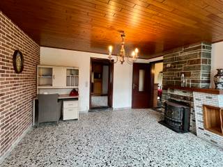 Unieke woning met tal van mogelijkheden, deels gelegen in natuurgebied<br /><br />Bent u op zoek naar ruimte, rust én flexibiliteit? Deze bijzonder veelzijdige woning, deels gelegen in natuurgebied en deels in woongebied, biedt een uitzonderlijke combinatie van wonen en genieten van groen. De woning is toegankelijk via een private toegangsweg.<br /><br />De woning beschikt over maar liefst 5 slaapkamers, 2 badkamers (voorzien van douche/ligbad, lavabomeubel en toilet) en 2 keukens, waardoor ze perfect geschikt is voor grote gezinnen, kangoeroewonen of het inrichten van een zorgwoning. Daarnaast is er een polyvalente ruimte van ca. 40 m², alsook een zolder die volledig naar eigen wens kan worden ingericht (extra leefruimte, hobbyruimte, bureau, …).<br /><br />Verder zijn er een ruime garage en een kelder, wat zorgt voor extra bergruimte en praktisch comfort.<br /><br />Een absolute troef is het prachtige zicht op het achterliggende natuurgebied, met directe toegang tot tal van wandelmogelijkheden, waaronder het geliefde natuurgebied Den Dotter. Hier geniet u dagelijks van rust, natuur en open ruimte.<br />De woning kan aangesloten worden op gas en riolering via de Ratmolenstraat.<br /><br />Ook de ligging is bijzonder praktisch:<br />• Bushalte op wandelafstand<br />• School vlakbij<br />• Vlotte verbindingen naar omliggende gemeenten<br />• Vlotte verbinding naar treinstation en E40<br /><br />Kortom, een unieke eigendom met enorm veel potentieel, ideaal voor wie ruimte, natuur en flexibiliteit wil combineren.<br /><br />Interesse? Neem vandaag nog contact op voor een bezoek met Kristien: 0475 496218