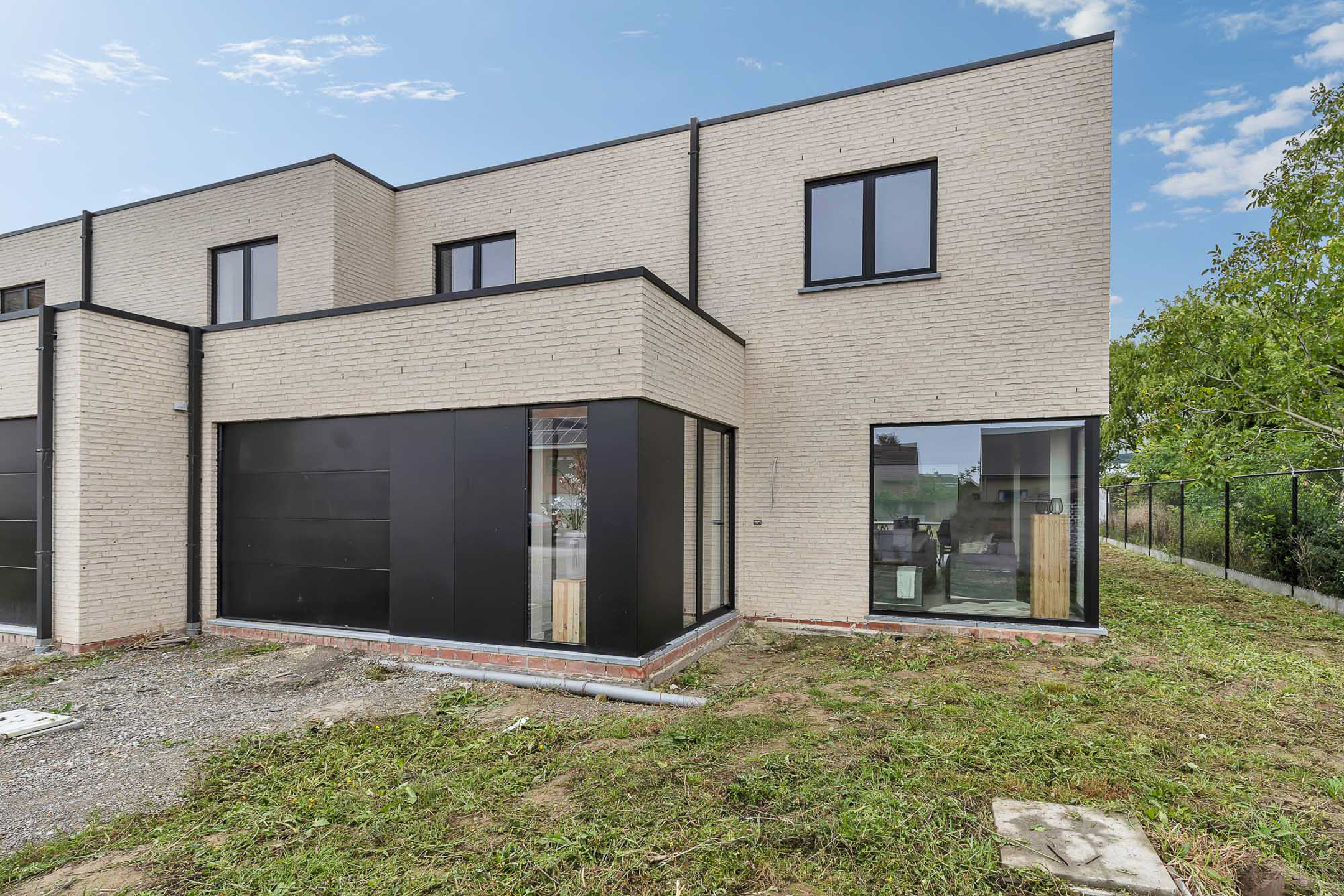 Moderne en energiezuinige koppelwoning in het centrum van Vinkt - foto 1