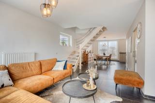 In het hart van Evergem, op een boogscheut van Gent, bevindt zich dit lichtrijke duplexappartement in een kleinschalige residentie met slechts...