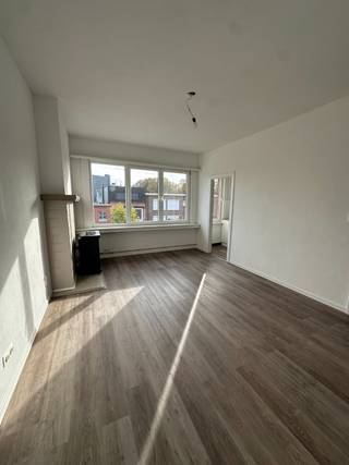 Lichtrijk 2slaapkamer appartement op rustige ligging in Deurne Zuid tussen het Boelaerpark en Boekenbergpark. <br /><br />Onmiddellijk beschikbaar - instapklaar - net nieuw geschilderd en nieuwe keuken geplaatst.<br />Vraag uw bezoek aan via: <br /><br />Indeling: ruime inkomhal, keuken voorzien van koelkast, kookvuur en vele kasten. <br />Living aan de straatkant, voorzien van een nieuwe gaskachel. De badkamer is voorzien van een douche, toilet, lavabo, nieuwe boiler en de aansluiting voor de wasmachine. <br />Tot slot 2 slaapkamers aan de achterzijde van het gebouw met een groen uitzicht. Terras van ca 10m².<br /><br />Maandelijkse kosten van € 50,00 voor de gemeenschappelijke delen en voorschot privéwaterverbruik. Gas en elektriciteit via eigen meters.<br />EPC 208 kWh/m²<br /><br />Bezoeken enkel aan te vragen via: https://mijnhuurprofiel.be/property/70f8399f-0b0e-41e2-8061-74898f7d319c