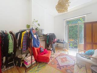 <strong>HAUT DE SAINT-GILLES, in de gewilde wijk Maison Communale, dicht bij alle voorzieningen (winkels en openbaar vervoer), prachtig appartement van ±70 m² op de 1e verdieping. Het is als volgt ingedeeld: woonkamer van ±17 m², eetkamer van ±13 m², ingerichte keuken (oven, kookplaten, afzuigkap, aansluiting voor wasmachine), terras op het noordoosten van ±17 m², een slaapkamer van ±17 m² met uitgang naar een balkon op het zuidwesten, een werkkamer van ±7 m², badkamer. Raming van de lasten: 70 €/maand (koud water, gemeenschappelijke kosten, aansprakelijkheidsverzekering). Beschikbaar vanaf 31/08/2026. Afmetingen ter indicatie.</strong><br /><br />
<p><u>Op de 1e verdieping: </u></p>
<p> </p>
<p>- Woonkamer ± 17 m²</p>
<p>- Eetkamer ± 13 m²</p>
<p>- Ingerichte keuken (oven, kookplaten, afzuigkap, aansluiting voor wasmachine)</p>
<p>- Terras (noordoost) ± 17 m²</p>
<p>- Slaapkamer ± 17 m²</p>
<p>- Balkon (zuidwest)</p>
<p>- Badkamer</p>
<p>- Kantoor ± 7 m²</p>