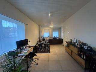 Uitstekend gelegen hoekwoning met verzorgde tuin, pal in het centrum van Merkem.De woning bestaat uit:Gelijkvloers: Inkomhal - gastentoilet - ruime...