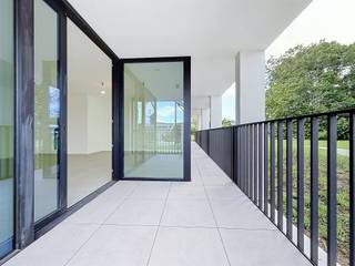 <h1><span>Nieuwbouwappartement met twee slaapkamers de in residentie 'Kasteelvijver' te Langemark.</span></h1><h1><span> </span></h1><h1><span>Dit appartement bevindt zich op het </span><span>gelijkvloers</span><span> en beschikt over een </span><span>bewoonbaar oppervlakte</span><span> van </span><span>97.91m² </span><span>en een</span><span> terras </span><span>van </span><span>9.97m²</span><span>.</span></h1><h1><span> </span></h1><h1><span>Indeling</span><span>: </span></h1><h1><span>Ruime </span><span>inkomhal/nachthal</span><span>, </span><span>open keuken</span><span> met </span><span>leefruimte</span><span> die directe toegang biedt tot het </span><span>terras, berging/wasplaats, gastentoilet</span><span>, </span><span>badkamer met</span><span> inloopdouche en dubbele lavabo en </span><span>twee volwaardige slaapkamers</span><span>.</span></h1><h1><span> </span></h1><h1><span>Er is tevens een </span><span>kelderberging</span><span> bij te kopen, alsook mogelijkheid tot aankopen van een </span><span>ondergrondse autostaanplaats.</span></h1><h1><span> </span></h1><h1><span>De </span><span>warmwaterproductie</span><span> en de </span><span>vloerverwarming</span><span> zal opgewekt worden door een bodem/water </span><span>warmtepomp met ingebouwde boiler.</span><span> De warmte wordt uit de grond gehaald via </span><span>geothermie.</span></h1><h1><span>Doorheen het appartement is er </span><span>ventilatiesysteem D </span><span>(mechanische toevoer en afvoer) voorzien.</span></h1><h1><span>Het appartement beschikt tevens over</span><span> zonnepanelen</span><span> (760Wp) wat het bovendien uiterst zuinig maakt!</span></h1><p><span> </span></p>