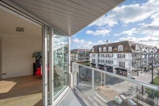 Ruim en zonnig drie slaapkamer appartement met prachtig uitzicht over de villa's van het zoute.Het appartement is ideaal gelegen op een gegeerde...