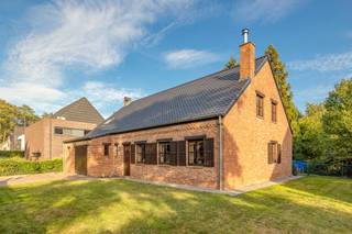 Prima onderhouden en perfect instapklare woning met recente renovaties in 2019 waaronder dak+isolatie, badkamer, keuken...) in landelijke stijl met...