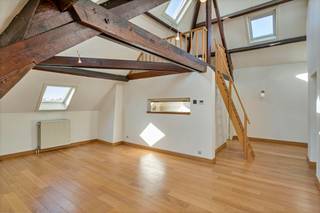 <p><strong>Prachtig instapklaar appartement in centrum Antwerpen op de hoek van de Wapper.<br /><br /></strong><span><strong>Indeling:</strong><br /></span><span><strong>Rustig gelegen</strong> appartement op de 4de verdieping van een prachtig gebouw. Je komt meteen in de ruime inkomhal binnen die toegang verleent tot de leefruimte en de keuken.<br />Aan de voorzijde, de <strong>prachtige en ruime leefruimte</strong> met daarnaast een <strong>volledig uitgeruste keuken</strong>. <strong></strong>Boven de keuken, een mezzanine die als 2de slaapkamer of als bureau kan dienen. <br /></span><span>Naast de leefruimte, het gastentoilet met handenwasser. Vervolgens, de slaapkamer met toegang tot de technische berging voorzien van een aansluiting voor een wasmachine/droogkast. Alsook de <strong>ensuite-badkamer</strong> voorzien van een wastafel en een ligbad.<br /><br /></span><span><strong>Bijzonderheden:</strong><br /></span><span>Maandelijkse kosten: 100,- EUR / maand <em>[Beheer; verbruik/onderhoud van de algemene delen (incl. lift), provisie water]</em>;<br /></span><span><strong>Gunstige EPC</strong> van 281 kWh/m²/jaar [UC: 20210111-0002345043-RES-3].<br /></span><span><br /></span><span><strong>Ligging:</strong></span><span><br />Te voet naar de Troon- of Marnixplaats, het Mechelseplein of in het weekend naar de vogelmarkt en de winkelstraten, het appartement is gelegen te <strong>midden van het bruisende Antwerpse stadsleven</strong>, dichtbij de Nationalestraat, met de ModeNatie en het Modemuseum. Eveneens op wandelafstand: openbaar vervoer en parkeergelegenheden.</span></p>