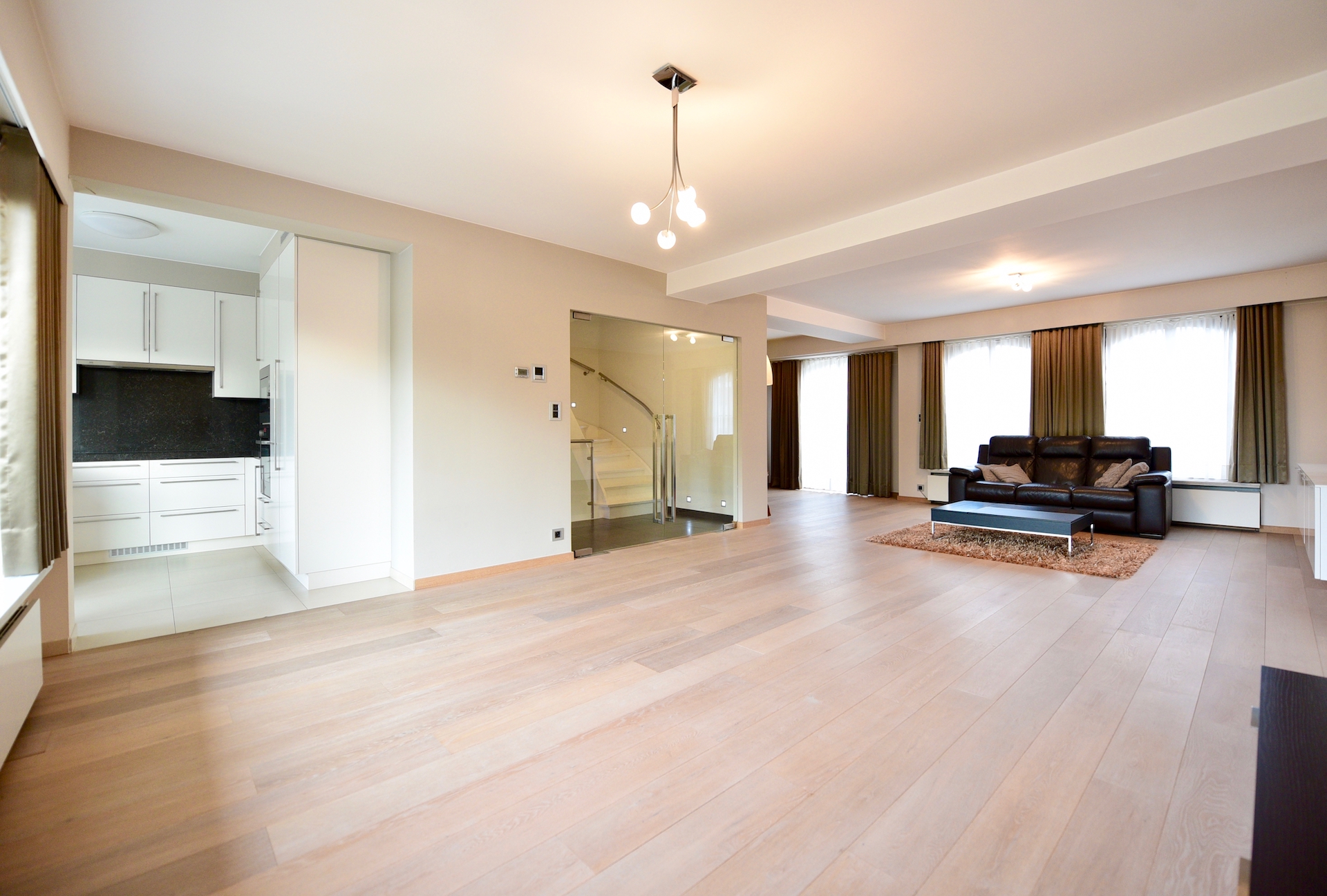 Unieke, luxueuze herenwoning met garage, 3 slpk, 3 terrassen en tuin voor 1.250 EUR/mnd - foto 4