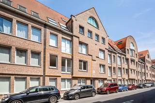 Nabij het centrum van Lier bevindt zich dit ruim appartement met 2 slaapkamers en terras. Het appartement ligt op wandel en/of fietsafstand van winkels, eet-en drankgelegenheden, scholen en het openbaar vervoer. Het station van Lier bevindt zich op slechts 300 meter. Tevens geniet u hier van een uitstekende bereikbaarheid vlakbij belangrijke invalswegen, alsook ligt de groene Stadsvest op slechts 350m van het appartement.<br /><br />Het appartement is gelegen op de eerste verdieping van het gebouw. We betreden het appartement via de inkomhal met apart gastentoilet. De leefruimte kunt u inrichten met een gezellige zithoek en eetplaats. De keuken is mooi geïntegreerd in het geheel en is voorzien van de voornaamste toestellen. Van hieruit heeft u toegang tot het terras. Verder beschikt het appartement over 2 slaapkamers, berging en de badkamer voorzien van lavabo en douchebad. U beschikt verder nog over een kelderberging. €150 gemeenschappelijke kost per maand. <br /><br />Het appartement is onmiddellijk beschikbaar.<br /><br />U dient een bezoekaanvraag in te dienen via het zoekertje op onze website via de knop "vraag bezoek aan".<br /><br />Dit is een uitstekende opportuniteit als u op zoek bent naar een ruim appartement met 2 slaapkamers op een centrale locatie. Contacteer ons voor meer informatie of neem een kijkje op www.boonstravastgoed.be.<br /><br />Bijzonderheden:<br />- Lift<br />- Terras<br />- 2 slaapkamers