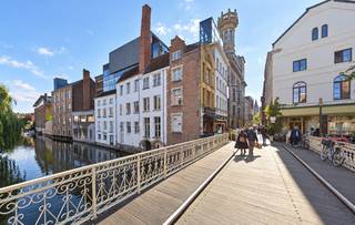 Op een absolute toplocatie in het centrum van Gent bevindt zich dit mooi en recent ingerichte kantoor van 240 m². Het kantoor ligt op de derde verdieping van de voormalige Molens Goethals, een karaktervol molenhuis uit de 18de eeuw.<br /><br />Het gebouw ademt geschiedenis en herbergt nog verschillende authentieke, decoratieve en industrieel-archeologische elementen. Een unieke werkomgeving waar hedendaags comfort en historisch karakter mooi samenkomen.<br /><br /><u><strong>Het kantoor is bereikbaar met de lift en omvat:</strong></u>
<ul>
<li>een representatieve inkomruimte</li>
<li>een ruim en ingericht landschapskantoor</li>
<li>verschillende grote, afzonderlijke bureauruimtes</li>
<li>meerdere mogelijkheden voor vergaderzalen</li>
<li>een ingerichte keuken</li>
<li>centrale verwarming</li>
<li>lucht-luchtkoeling, die nog wordt geïnstalleerd</li>
</ul>
Gelegen in de Meerseniersstraat, vlak bij de Vrijdagmarkt en de Dulle Griet, met een aangenaam zicht op het water. Dankzij de centrale ligging zijn tal van winkels, horecazaken, parkings en openbaar vervoer vlakbij.<br /><br />Beschikbaarheid: onmiddellijk<br /><br />Een bijzonder kantoor voor wie op zoek is naar ruimte, uitstraling en een uitstekende ligging in het historische hart van Gent.
