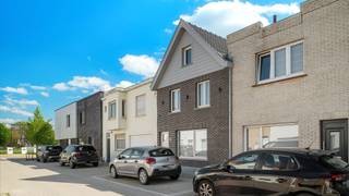 Deze woning wordt aangeboden met een STARTPRIJS : elk bod hoger dan deze startprijs, wordt voorgelegd aan de eigenaars, die al dan niet kunnen ingaan op dit aanbod.<br /><br />Rustig gelegen woning vlakbij de sportvelden van Knokke en op slechts enkele minuten wandelen van het bruisend centrum en de winkels. Uiterst centraal maar toch in alle rust en discretie. <br /><br />Het huis heeft een goede basis en kan verder geoptimaliseerd worden naar eigen wens en smaak. Geen verplichtingen dankzij het energielabel C en het asbestveilig-attest.<br /><br />Indeling: inkomhal met een aparte berging, een ruime woonkamer met plaats voor een zit- en eethoek, een grote halfopen keuken met een lichtkoepel voor extra zonlicht, een ruime badkamer met douche en bad en een apart toilet. Buiten kunt u genieten van een volledig ingesloten zonneterras waar u in alle rust kunt vertoeven uit de wind en vol in de zon.<br /><br />Op de eerste verdieping zijn er 2 enorme slaapkamers en een dressing. Mits enkele aanpassingen kunt u hier een derde slaapkamer creëren. Interessante zolderverdieping met extra mogelijkheden.<br /><br />Conforme elektriciteitskeuring, 10 zonnepanelen met thuisbatterij, overal centrale verwarming op aardgas, een vernieuwd dak, …<br /><br />Bijkomende informatie of een vrijblijvend bezoek gewenst?<br />Contacteer Sacha Vanrafelghem op GSM 0487/43.79.10.