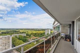 <p>Ideaal gelegen in een groene woonwijk, vlakbij het Parc des Étangs en het Parc régional de la Pede, bieden we u dit prachtige appartement met één slaapkamer van 71 m² + terras. Het bestaat uit: een hal, een aparte keuken, een grote lichtrijke woonkamer met toegang tot het terras op het westen, een doucheruimte, een apart toilet en een grote slaapkamer. EPC B. Dit appartement zal u bekoren door zijn ideale ligging, zijn grote woonkamer en zijn terras met prachtig uitzicht. Een bezoek is een must!</p>
