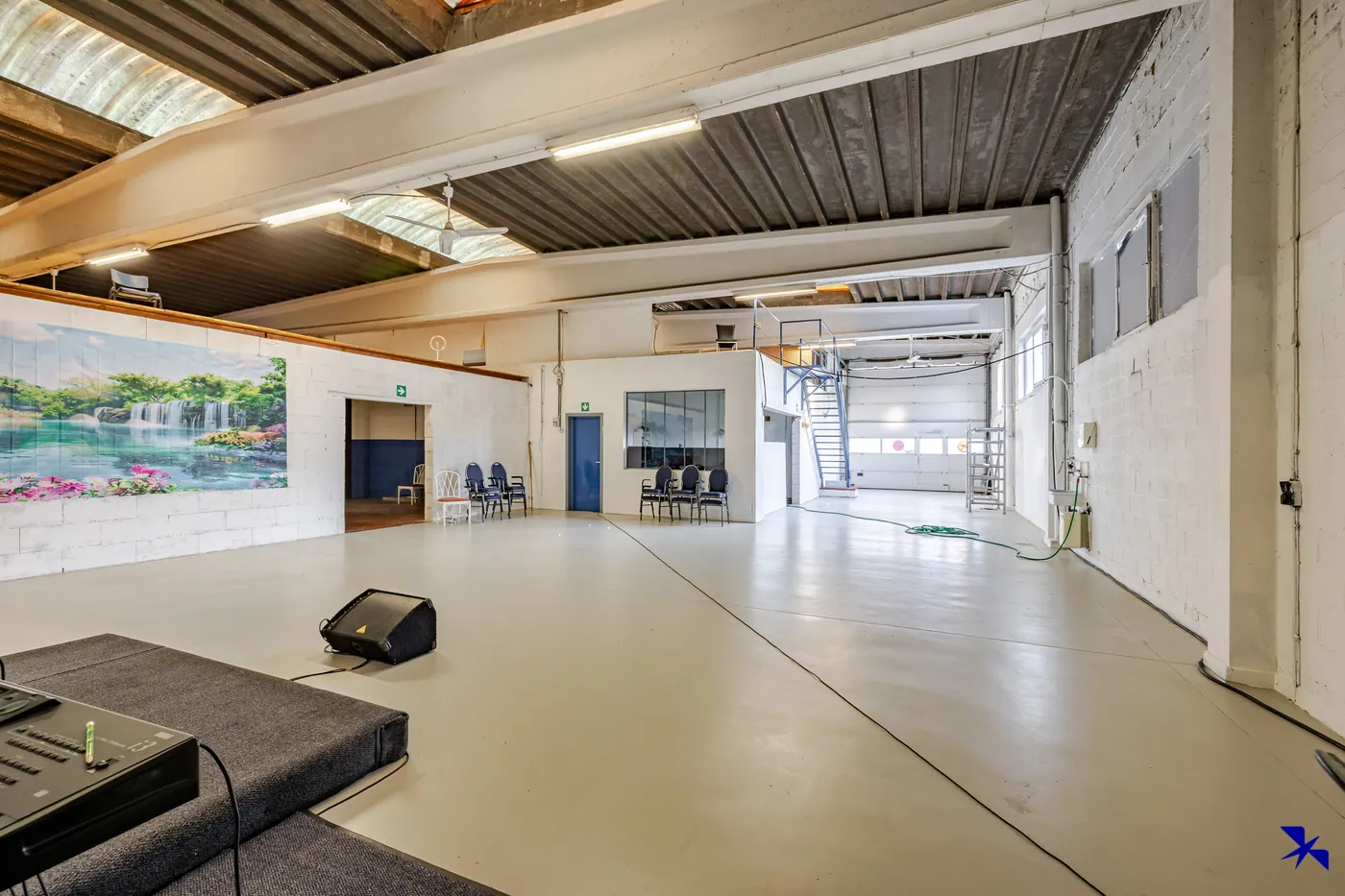 Magazijn met ruim handelspand, ideaal voor diverse zakelijke doeleinden - foto 3