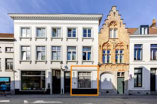 In het BRUISENDE stadscentrum van BRUGGE vinden we dit STIJLVOL appartement terug. Nabij het Minnewaterpark en station gelegen!<br />Het appartement VERRAST met AUTHENTIEKE elementen, gecombineerd met MODERNE accenten.<br />Goedgekeurde elektriciteit.<br />De indeling is als volgt: spatieuze leefruimte met parket en hoge plafonds, moderne LICHTRIJKE keuken, slaapkamer op mezzanine, badkamer met inloopdouche, toilet, berging en RUIME KELDER.<br />Als kers op de taart een ZONNIGE stadstuin met TERRAS, helemaal privé!<br />Plaats voor een fiets in de inkom, mogelijkheid tot aankoop garagebox. Een plaats om tot rust te komen vlakbij alles wat Brugge die scone te bieden heeft.<br />Absoluut pluspunt: kleinschalig gebouw en geen syndicuskosten.<br />Kom snel op ontdekking in dit UITZONDERLIJK appartement! EPC 343 kWh/m² UC391742