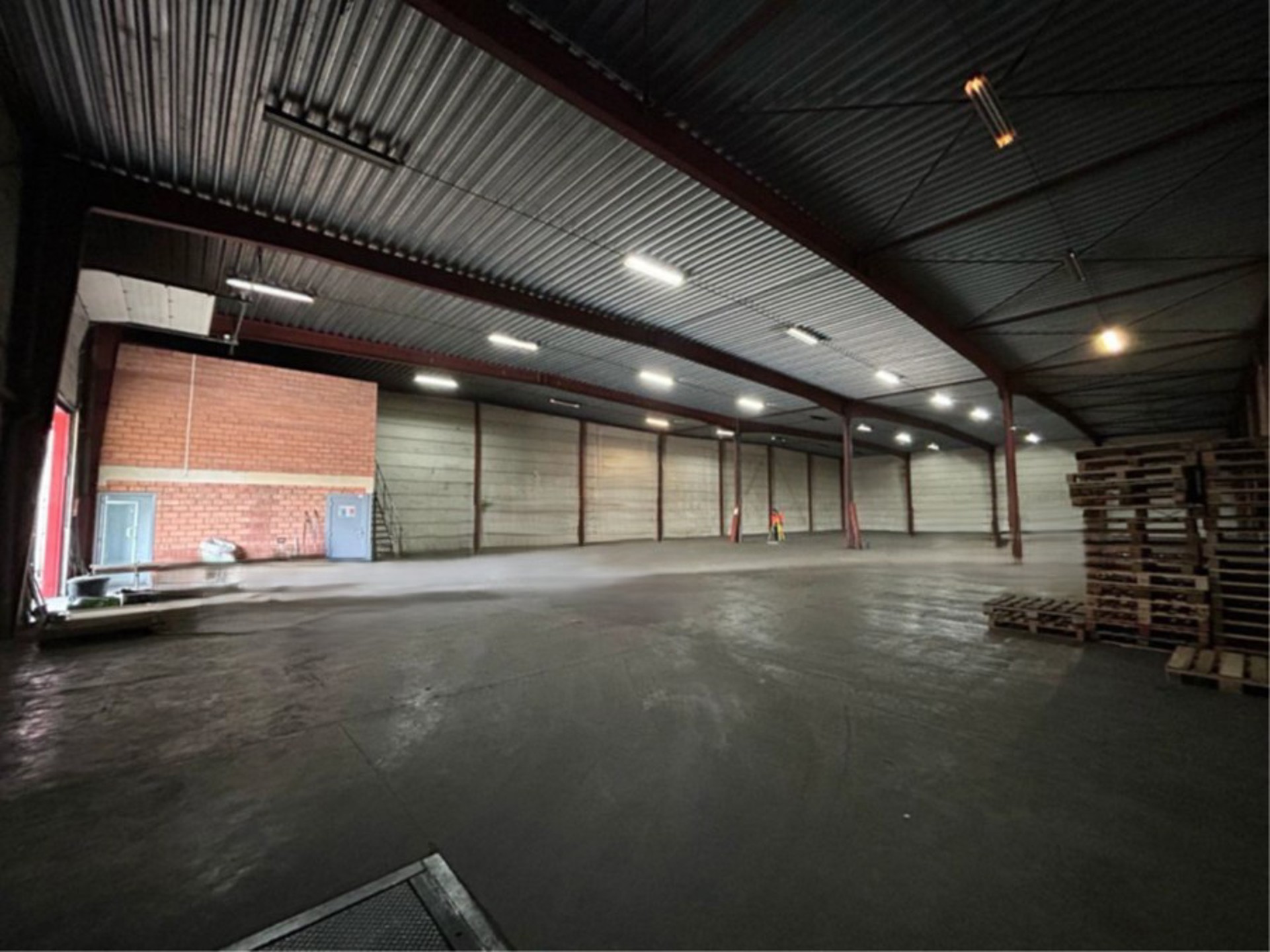 Magazijn 1.110m² met kantoor in de Transportzone Meer nabij de E19. - foto 3