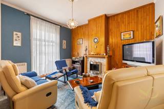 <p><span>Op een ideale locatie vlak bij het Elisabethpark in Koekelberg bieden wij u deze prachtige woning van 237 m² met tuin aan. De woning is als volgt ingedeeld: op de tussenverdieping bevinden zich bergingsruimtes en een wasruimte. Op het gelijkvloers: een woonkamer, eetkamer, keuken en toegang tot de tuin op het zuidwesten. Op de 1e verdieping: twee grote slaapkamers (+-16 m²) en een bureau. Op de 2e verdieping: twee grote slaapkamers (+-16 m²) en een badkamer met douche en bad. Twee aparte toiletten. Inrichtbare zolder. EPC E-. Deze woning zal u bekoren door haar ligging, buitenruimte en potentieel! Een echte aanrader.</span></p>