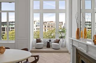 Waan je in een Parijse droom in dit majestueuze luxe appartement op de begeerde Kouter. Hier ervaar je pure klasse, van de originele, hoge plafonds met sierlijke moulures tot het verfijnde Hongaarse punt parket. De imposante ramen zorgen ervoor dat elke kamer baadt in natuurlijk licht en bieden een schitterend uitzicht op één van de mooiste pleinen van Gent.<br /><br />Deze uitzonderlijke woonst, met een royale bewoonbare oppervlakte van maar liefst 242 m², maakt deel uit van de gerenommeerde residentie B’eau Kouter. De volledige renovatie in 2023 creëert een samenhang tussen historische grandeur en moderne luxe, waarbij elk detail, van vloeren tot verlichting, getuigt van onberispelijke kwaliteit en stijl.<br /><br />Bij binnenkomst in de imposante inkomhal voelt men meteen het spectaculaire ruimtegevoel, dankzij plafonds van meer dan vier meter hoog. Zowel de leefruimte als de eetkamer zijn uitgerust met elegante, marmeren schouw en authentieke wandafwerking die samen zorgen voor een tijdloze, vorstelijke sfeer.<br />In deze lichtrijke kamers wordt elk moment van de dag een belevenis, of je nu tot rust komt met zicht op het levendige plein of gasten ontvangt in een setting die indruk maakt.<br /><br />Aansluitend ontdek je de volledig uitgeruste designkeuken, afgewerkt met hoogwaardige materialen en een doordachte indeling.<br /><br />Aan de rustige achterzijde vind je twee imponerende slaapkamers, elk met toegang tot het privatief terras. Ook hier zorgen grote raampartijen voor een aangename lichtinval. De master bedroom beschikt over een luxueuze ensuite badkamer. Vervolgens is er nog een extra aparte badkamer en een douchekamer, allemaal afgewerkt op het hoogste niveau.<br /><br />Als laatste troef beschikt deze parel over de mogelijkheid om ondergrondse autostaanplaatsen te kopen of te huren.<br /><br />Dit appartement valt onder het btw-stelsel 21%<br /><br />Neem vandaag nog contact op en laat je betoveren door deze unieke woonbeleving aan de Kouter!