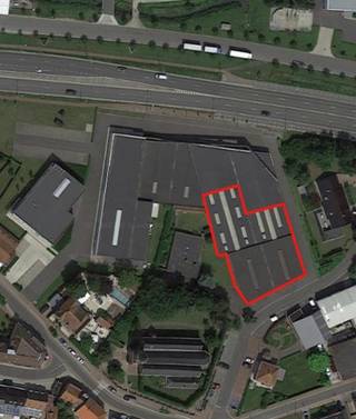 Loods en/of opslagruimte te huur van ca. 1.669 m² gelegen op een centrale ligging te Roeselare met een goede bereikbaarheid. > Magazijn /...