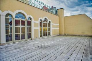 Exclusief en luxueus appartement met 3 slaapkamers en zeer ruime garage in het hartje van Izegem. <br /><br />Het appartement heeft volgende indeling:<br />Gelijkvloers: <br />- Prachtige inkomhal (17 m²) <br />- Ruime garage (70 m²) met automatische poort en ingemaakte kasten <br />- Bergruimte (4,5 m²)<br />- Aparte en afgesloten oprit met private toegang. <br />Verdiep +1: <br />- zithoek (34 m²) <br />- Lichtrijke woonkamer met sierhaard en eetruimte (58 m²) <br />- Leefkeuken (29 m²) voorzien van inductiekookplaat, dampkap, spoelbak, vaatwas, oven, koelkast met diepvriesvak en ingemaakte kasten <br />- Zonnig terras (58,5 m²) <br />- Bureau/slaapkamer (15 m²) met ingemaakte kasten<br />- Aansluitende badkamer (14,5 m²) voorzien van ligbad, regendouche en badkamermeubel met dubbele lavabo<br /><br />Verdiep +2: <br />- Nachthal (21 m²)<br />- 2 slaapkamers (19 + 35,5 m²) waarvan 1 met aanpalende badkamer (7,5 m²) voorzien van douche, dubbele lavabo, ingemaakte kasten en toilet <br />- Magnifiek en zonnig dakterras (64,5 m²)<br /><br />Extra kenmerken:<br />- Voorzien van airco, vloerverwarming, ingebouwde spotjes, elektrische rolluiken, alsook een lift die toegang biedt tot alle verdiepingen van het appartement<br />- Kwalitatief afgewerkt<br />- Gelegen op een toplocatie <br />- Zalig genieten van 2 ruime zuidgerichte terrassen <br /><br /><br /><br />Bestuursmaatregelen in het maatregelenregister: nee