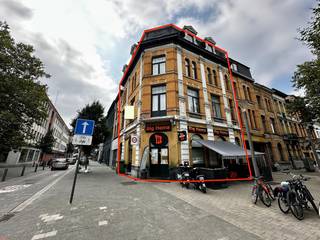 Vergunde opbrengsteigendom op centrale ligging in Antwerpen. Het gebouw heeft een statige gevel en geniet van een mooie hoekligging. Ingedeeld met...