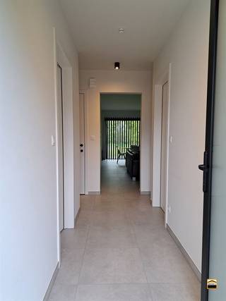 <p><span>Recent, energiezuinig appartement met zonnepaneel,<br />gelegen in het centrum van Borgloon met een prachtig uitzicht.<br /><br /></span><span>Het project is gelegen in het centrum van Borgloon, op het einde van een doodlopende straat.<br />Hetgeen garant staat voor rust. Van op je terras geniet je van een prachtig uitzicht op een groene <br />omgeving. Het terras heeft een perfecte westelijke oriëntatie voor het genieten van de avondzon.</span><span><br /><br /></span><span>Dankzij de warmtepomp en de zonnepanelen is dit appartement zeer energiezuinig.</span></p><p><span> </span></p><p><span>Via de inkomhal komt men terecht in de ruime leefruimte met aansluitend het keukengedeelte.</span></p><p><span>In de keuken zijn volgende toestellen aanwezig: koelkast, combi-oven, afwasmachine,</span></p><p><span>fornuis met dampkap.<br /><br />Aansluitend aan de keuken is er nog een praktische berging.</span></p><p><span> </span></p><p><span>Verder treft men via de inkomhal een apart gastentoilet, 2 slaapkamers en de badkamer.</span></p><p><span>In de badkamer is er dubbele lavabo met meubel aanwezig alsook een douche.</span><span><br /></span><span><br />Vooraan het gebouw is er een autostaanplaats voorzien alsook een berging waar men </span></p><p><span>eventueel een fiets kan plaatsen.<br /><br /></span></p><p><span>Het gaat om 1 zonnepaneel van 1593 kWh.<br /><br /></span></p><p><span>Algemene informatie:</span><span><br />Huurprijs: 895 euro/maand<br />Algemene onkosten: 50 euro/maand</span></p><p><span>Vrij vanaf: 15 juni 2026 (mogelijk vroeger in overleg met huidige huurder)<br />Huisdieren: niet toegelaten<br />EPC-waarde:  30 kWh/m²</span></p>