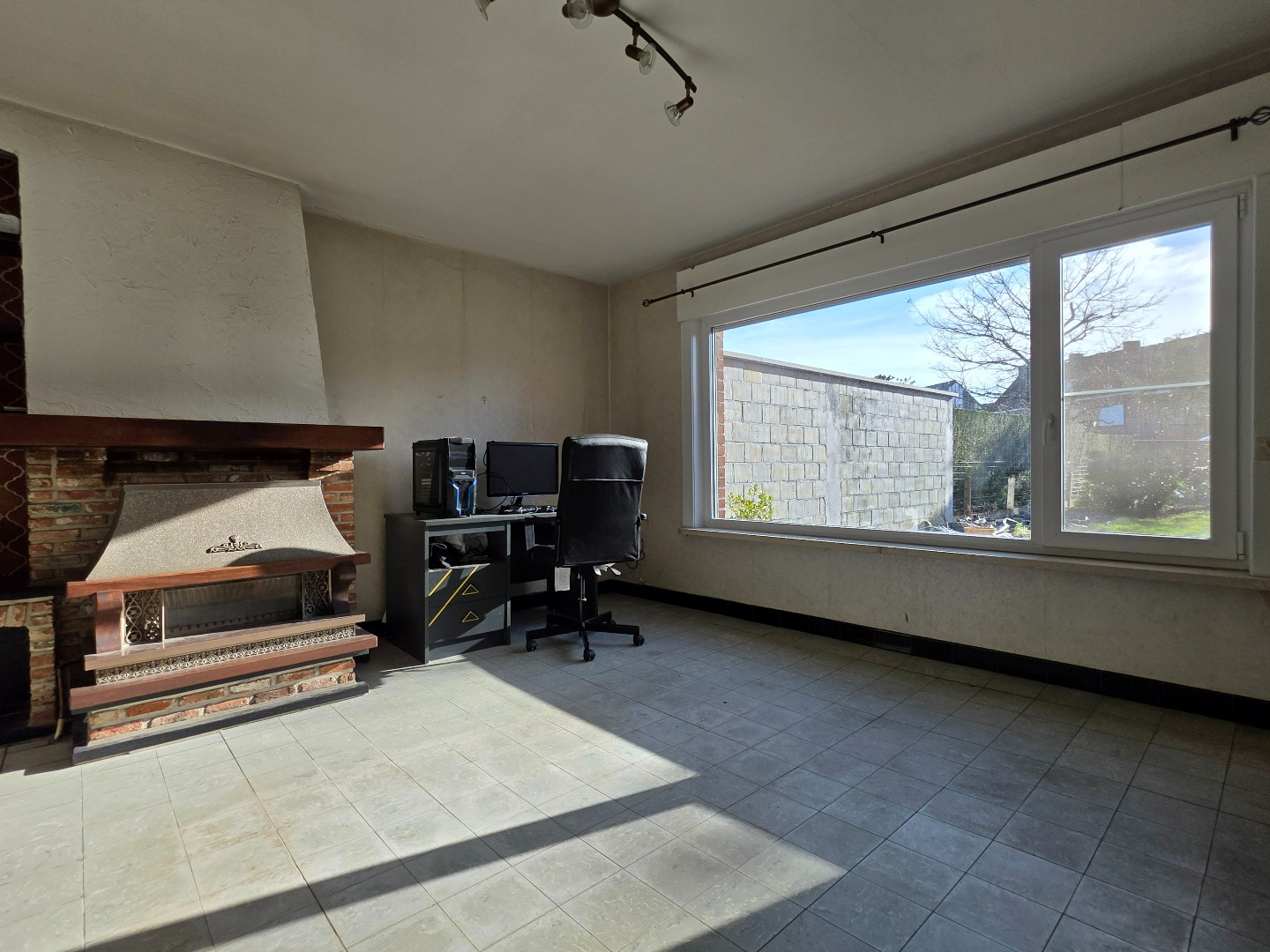 Stevige woning met betonstructuur te koop in Kuurne, eerste verdiep al volledig gerenoveerd - foto 3