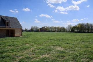 Droom je van een rustige omgeving (doodlopende straat), prachtige vergezichten (agrarische gebied) en een zonnige oriëntatie op het zuiden?...