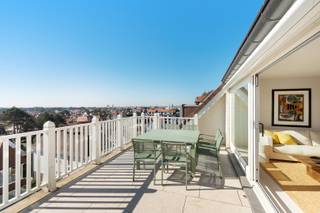 Prachtig duplex penthouse met 3 slaapkamers, genietend van een magnifiek zongericht terras met panoramisch uitzicht, ideaal gelegen in de residentie Martinique, een exclusief gebouw in het hart van het Zoute, met de winkels, restaurants en het strand allemaal op korte loopafstand.<br /><br />Indeling : <br />Een zonovergoten living die uitgeeft op het ruime terras, waardoor u kunt genieten van de zon en het prachtige uitzicht op de omgeving. Of u nu wilt ontspannen in de zon of dineren onder de sterren, dit terras biedt de perfecte setting voor elke gelegenheid.<br />Een volledig uitgerust open keuken met ontbijthoek en aanpalend een eetplaats. Een praktische bijkeuken/wasplaats.<br />Meerdere ingemaakte kasten. Gastentoilet.<br />Op de eerste verdieping : een lichtrijke nachthal geeft toegang tot 3 mooie volwaardige slaapkamers en 3 badkamers, waarvan 2 met douche en 1 met ligbad. Apart toilet op de nachthal.<br /><br />Grote privé kelder.<br />Mogelijkheid tot overname huur van een garagebox in de Residentie Val Riant. <br /><br />Of u nu op zoek bent naar een vakantiehuis of een permanente residentie, deze penthouse biedt de ultieme combinatie van comfort, stijl en locatie. Met zijn hoogwaardige renovaties door Nathalie Deboel en uitstekende oriëntatie, is deze penthouse een unieke kans om te genieten van het beste dat Knokke te bieden heeft.<br /><br />Contacteer ons voor een bezoek!