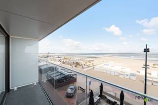 VERKOOP MET LEVENSLANG HUURCONTRACT -> INVESTERING! ZELF NIET ONMIDDELLIJK TE BEWONEN. MEER INFO: https://www.immo2life.be/nl/te-koop?view=detail&id=1273 UNIEKE VASTGOEDINVESTERING MET FRONTAAL ZEEZICHTDe vraagprijs bedraagt 395.000 EURO, onder voorwaarde dat de verkoopster (V 83 jaar) het appartement levenslang kan huren aan een maandelijkse huurprijs van 1.300 EURO (met jaarlijkse indexatie) + 100 EURO maandelijkse algemene lasten. De bewoonster wordt uw goede huisvader huurder, u moet dus zelf geen huurder zoeken. Het betreft een levenslang notarieel huurcontract dat enkel kan worden opgezegd door de huurder. Een bijzondere investeringsopportuniteit voor wie vastgoed aan zee wil verwerven met onmiddellijke huuropbrengsten en een brutorendement van 3,95%.Het betreft een energiezuinig (EPC-score B) en lichtrijk 2-slaapkamerappartement (75 m²) op de 2de verdieping van de residentie "Nord Vrie" te Blankenberge. Het appartement beschikt over 2 terrassen met frontaal zeezicht vooraan én open zicht achteraan. Verder is er ook een privatieve kelder en garagebox aanwezig in de residentie. De vraagprijs voor de garagebox bedraagt 75.000 EURO, deze is momenteel verhuurd aan 170 EURO per maand, maar is niet verplicht mee aan te kopen.Het appartement geniet van een bijzonder aantrekkelijke ligging vlakbij het centrum en is gelegen op de Zeedijk tussen het Casino en de jachthaven van Blankenberge. Ook openbaar vervoer (tram op 450 m en trein op 850 m), restaurants en winkels bevinden zich vlakbij. De hoge mobiscore (9,1/10) onderstreept de uitstekende bereikbaarheid en nabijheid van dagelijkse voorzieningen.De huidige bewoonster en tevens 1ste eigenares onderhoudt het appartement met de grootste zorg en wenst hier zo lang mogelijk te blijven wonen. Deze eigendom biedt alle hedendaags wooncomfort en de bouwfysische staat is uitstekend. Het gebouw, opgericht in 1978, telt 73 appartementen en onderging de voorbije jaren belangrijke renovaties: de terrassen, balustrades en voorgevel werden volledig vernieuwd, het dak geïsoleerd, evenals de ramen aan de achterzijde en de vloer in het appartement. De liften werden eveneens aangepast aan de geldende normen en de gemeenschappelijke buitenparkeerzone werd recent volledig heraangelegd (nieuwe asfaltverharding).De indeling is als volgt:2de verdieping: inkomhal, lichtrijke woon- en eetkamer (26m²) met halfopen ingerichte keuken en toegang tot het 1ste terras (4,5 m²) met frontaal zeezicht, nachthal met apart toilet en ingemaakte vestiairekast, 2 slaapkamers (11,5 m² en 9,3 m²) met toegang tot het 2de zuid georiënteerd terras met berging, ingerichte badkamer voorzien van ligbad met douchefunctie en wastafel.1ste verdieping: afgesloten garagebox met automatische poort.kelderverdieping: privatieve kelder en gemeenschappelijke fietsenberging.