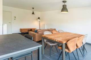 Welkom in de Adrien Van Roeyenstraat 27 bus 0201 te Zwijndrecht.<br />Vlak bij het centrum, winkels en openbaar vervoer vind je dit appartement met twee slaapkamers en een terras.<br />Ook de invalswegen zijn vlot bereikbaar.<br /><br />Via de trap bereik je de eerste verdieping.<br />De inkomhal leidt naar de ruime, lichtrijke woonkamer, met rechtstreekse toegang tot het terras.<br />De open keuken beschikt over een microgolfoven, kookplaat, koelkast en dubbele spoelbak.<br />Aansluitend ligt een handige berging met aansluitingen voor een wasmachine en droogkast.<br />Aan de andere zijde van het appartement bevinden zich twee ruime slaapkamers, een apart toilet en een badkamer met lavabomeubel en inloopdouche.<br /><br />Op het gelijkvloers is er bovendien een gemeenschappelijke berging.<br />Bij dit appartement hoort een grote garagebox.<br /><br />Praktisch:<br />Huurprijs: 1200€  per maand<br />Gemeenschappelijke kosten: 15€/maand<br />Direct beschikbaar.<br /><br />EPC: 111 kWh/m²/jaar<br /><br />Zie jij jezelf hier wonen? Stel jezelf kandidaat via volgende link: https://mijnhuurprofiel.be/property/fcd405c4-63ac-4ac3-b6b3-5448d849a88f