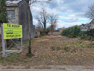 Bent u op zoek naar een prachtige locatie om uw droomwoning te bouwen? Deze bouwgrond van 369 m² in een rustige en groene omgeving biedt alles wat...