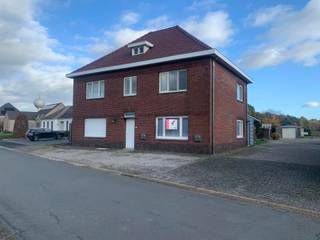OPGEFRISTE HALFOPEN BEBOUWING IN EEN ZEER RUSTIGE STRAATDeze halfopen bebouwing is gelegen in een zeer rustige straat. De woning is volledig...