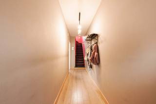 Dichtbij het centrum van Meulebeke kunt u deze alleenstaande woning met inpandige garage en gelegen op een perceel van 468m² terugvinden. Achteraan...