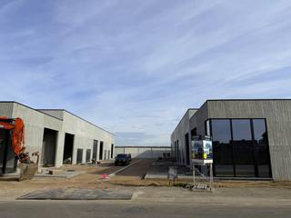 Ontdek Uw Ideale Bedrijfslocatie! Een nieuwe bedrijvenzone, strategisch gelegen in de Emiel Clausstraat 37a in Sint-Eloois-Vijve. Deze zone biedt 10 gloednieuwe KMO-units met oppervlaktes variërend van 220 tot 296 m², speciaal ontworpen om aan de behoeften van moderne ondernemingen te voldoen. Units zijn in aanbouw en eerste opleveringen vinden plaats eind 2025!<br /><br />Topligging en Uitstekende Bereikbaarheid! Deze bedrijvenzone ligt in het hart van West-Vlaanderen, in de directe nabijheid van belangrijke verkeersaders zoals de E17 en N36. Dit garandeert niet alleen een vlotte toegang tot grote steden zoals Kortrijk, Waregem en Gent, maar ook een snelle verbinding met de rest van België en Noord-Frankrijk. De nabijheid van deze snelwegen maakt het een ideale locatie voor bedrijven die een uitstekende bereikbaarheid en logistieke efficiëntie nodig hebben.<br /><br />Deze unit heeft een oppervlakte van 296m². Of u nu een opslagplaats, showroom of kantoorruimte nodig heeft, deze units bieden gezien de casco verkoop de flexibiliteit en infrastructuur om aan al uw bedrijfsbehoeften te voldoen. Elke unit is voorzien van twee autostandplaatsen (inclusief in de prijs)<br />Bent u op zoek naar een strategische locatie voor uw onderneming? Deze bedrijvenzone biedt alles wat u nodig heeft om uw bedrijfsactiviteiten naar een hoger niveau te tillen. <br />Neem vandaag nog contact met ons op voor meer informatie of om een afspraak ter bespreking.<br /><br />Onze Referentie DEV4819<br />Bel ons op 056/44.03.69 of mailen naar info@vastgoedkantoordevriese.be<br />(prijzen excl. kosten)