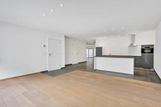 In een recente residentie met lift, op wandelafstand van het station, bevindt zich dit ruime en lichtrijke appartement op het gelijkvloers...