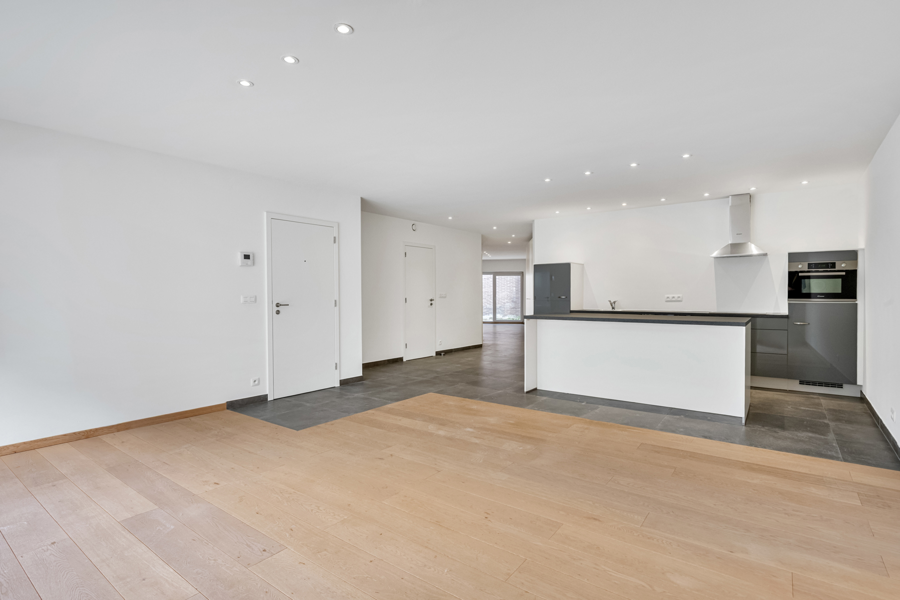 Lichtrijk gelijkvloers appartement met terras op toplocatie! - foto 2