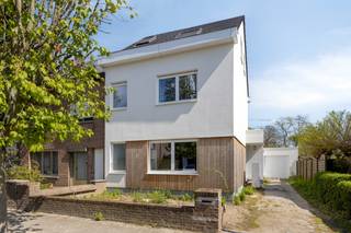 Stijlvol gerenoveerde energiezuinige woning op toplocatie in het centrum van Puurs. Indeling als volgt; inkomhal met gastentoilet. Ruime en lichtrijke leefruimte met open keuken. Dankzij de grote raampartijen heb je een mooi zicht op de zonnige tuin. Aansluitend aan de keuken bevindt zich een berging met aansluiting wasmachine en droogkast. Op het gelijkvloers is er nog een grote bureauruimte, ideaal voor thuiswerk of vrij beroep (of als extra slaapkamer). Eerste verdieping met 2 ruime slaapkamers (momenteel ingedeeld als master bedroom en dressing) en badkamer met ligbad, douche en toilet. Tweede verdieping met nog 2 slaapkamers. Kelder aanwezig. Garage met sectionaal poort. Verwarming met warmtepomp. Vloerverwarming doorheen de hele gelijkvloerse verdieping. De woning is heel rustig gelegen op wandelafstand van het centrum van Puurs met alle voorzieningen. 