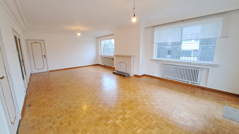 Ruim en lichtrijk 2-slaapkamerappartement met terras te koop in Sint-Michiels Brugge - foto 1