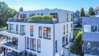 Een ruim (116m²), recent nieuwbouwappartement (BEN) met oa. 3 slaapkamers, terras, <br />staanplaats (verplichte aankoop) en kelder, welgelegen nabij openbaar vervoer, invalswegen en centrum van Dilbeek! Bestaande uit: Op de eerste verdieping: inkom met vestiaire, leefruimte/eetplaats (32.17m²) met aansluitend een aangenaam terras (6.00m²), open en volledig ingerichte keuken (8.16m² - kookplaat, oven, dampkap, verlek, koelkast, vaatwasser), nachthal, berging (4.44m² - met aansluitingen DK + WM), apart toilet, badkamer (5.35m² - ligbad met douche, dubbele lavabo met meubel), 3 slaapkamers (16.17m²/11.36m²/8.49m²). <br />Verder: terras, kelder (inbegrepen), ondergrondse staanplaats (verplichte aankoop - € 25.000). <br />Buitenschrijnwerk ALU dubbel glas - Individuele centrale verwarming (warmtepomp) - EPC: 26 Kwh/m² - UC: 23016-G-OMV_2019037842/EPO2120/A001/D01/SD006 (label A) - Bruto bewoonbare oppervlakte (EPC) : +- 116m² - Lift in het gebouw! Gemeenschappelijke lasten : aangevraagd - Elektrische installatie volledig conform! - Nutsvoorzieningen: aparte tellers water, elektriciteit, zonnepanelen aanwezig, ventilatiesysteem D, vloerverwarming - Aankoop (onder voorwaarden) mogelijk onder registratiestelsel - Stedenbouwkundige inlichtingen aangevraagd - Vg/Wg/Gmo/Gvkr/Gvv - Meer info op: www.rozenlaan5-1.02.be !