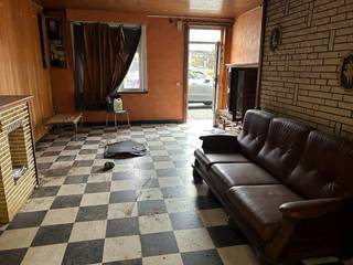Renovatiewoning met mooie perceelsbreedte (7,5m), garage en tuin.De woning bestaat gelijkvloers uit een leefruimte, leefkeuken, wasplaats, badkamer...