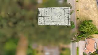 <p>Neem gerust contact op met Sofie Stalmans via sofie.stalmans@copandi.be of bel haar op het nummer +32 484 74 47 00.</p><p>Deze gunstig gelegen bouwgrond voor een half open bebouwing heeft een oppervlakte van <strong>408 m²</strong> en een straatbreedte van <strong>11 meter</strong>.</p><p>De <strong>bouwvoorschriften</strong> laten het volgende toe:</p><ul><li><p><strong>Gelijkvloers</strong>: 8 m breed × 17 m diep</p></li><li><p><strong>Eerste verdieping</strong>: 8 m breed × 13 m diep</p></li><li><p><strong>Dakverdieping</strong>: 8 m breed × 9 m diep</p></li></ul><p>Er geldt <strong>geen bouwverplichting</strong>, wat u alle vrijheid geeft om te bouwen op het moment dat het u past.</p>