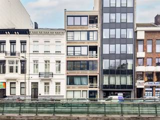 <p><span>Praktijk/kantoor ruimte op een gegeerde locatie</span></p><p><span> </span></p><p><span>OMGEVING</span></p><p><span>Gelegen op de gegeerde Britselei 28, bevindt deze unit zich op een uitstekende en centrale locatie in Antwerpen. De Britselei staat bekend om haar statige uitstraling en vlotte bereikbaarheid. Winkels, horeca, openbaar vervoer en belangrijke invalswegen bevinden zich op wandelafstand. Een ideale ligging voor wie centraal wil wonen of werken in de stad.</span></p><p><span> </span></p><p><span>INDELING</span></p><p><span>Deze ruimte van ca. 55 m² wordt gebruikt als praktijkruimte en biedt vandaag tal van mogelijkheden. Via de inkomhal bereikt u het apart gastentoilet en een wachtruimte. De keuken is deels geïnstalleerd en geeft toegang tot de eerste praktijk/kantoorruimte van ca. 11m.</span></p><p><span> </span></p><p><span>Aansluitend komt u in de tweede praktijk/kantoorruimte, die geniet van mooi lichtinval dankzij de grote raampartijen, wat zorgt voor een open en helder gevoel. </span></p><p><span> </span></p><p><span>Maandelijkse lasten bedragen €225 (incl waterverbruik, verwarming, blokpolis, syndicus, onderhoud, reservefonds,...)</span></p><p><span> </span></p><p><span>BIJZONDERHEDEN</span></p><p><span>- Elektriciteit conform</span></p><p><span>- Veel potentieel na renovatie</span></p><p><span>- Interessant als praktijk/kantoor of investering</span></p><p><span> </span></p>