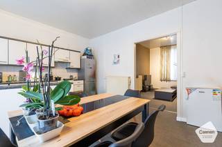 Dit aangename <strong>duplexappartement</strong> is gelegen op de <strong>tweede</strong> <strong>verdieping</strong> en biedt dankzij de duplexindeling een bijzonder <strong>ruimtelijk</strong> en <strong>comfortabel</strong> <strong>gevoel</strong>.<br /><br />Op het eerste niveau bevindt zich de <strong>ruime leefruimte met open keuken.</strong> De <strong>hoge</strong> <strong>plafonds</strong> zorgen hier voor een <strong>aangename</strong> <strong>gevoel</strong> van <strong>ruimte</strong> en <strong>licht</strong>, waardoor de leefruimte extra veel karakter krijgt. Op deze verdieping bevindt zich eveneens een <strong>douchekamer</strong> met enkele lavabo. Via de trap bereikt u het bovenste gedeelte van het appartement, waar zich <strong>twee</strong> zeer <strong>ruime</strong> <strong>slaapkamers</strong> bevinden. <br /><br />De ligging vormt één van de grootste troeven van deze eigendom. U bevindt zich vlakbij de Grote Markt, het strand en de haven, waardoor zowel winkels, horeca, ontspanning als de kust op wandelafstand bereikbaar zijn. Bovendien bevindt een tramhalte zich op slechts 50 meter, wat zorgt voor een <strong>uitstekende</strong> <strong>bereikbaarheid</strong>.<br /><br />Het appartement is momenteel vast verhuurd, wat het tevens interessant maakt als investering.