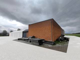 Mooie loods van 190² (9m x 10m) + 2 aparte compartimenten van elk 50m² gelegen aan de verbindingsweg Pittem - Meulebeke. <br />Deze unit heeft aan de voorkant een automatische inrijpoort (4,26m breed - 3,08m hoog). <br /><br />Technische gegevens: <br />- vrije hoogte van 5m<br />- werkende binnenverlichting<br />- elektrisch bediende sectionaalpoort<br /><br />Buiten zijn er parkeerplaatsen voorzien (geen stockage)<br /><br />Nutsvoorzieningen: <br />- elektriciteit: 3 x 220V<br /><br />Beschikbaar vanaf 01/10/2026<br />Huurprijs exclusief BTW.